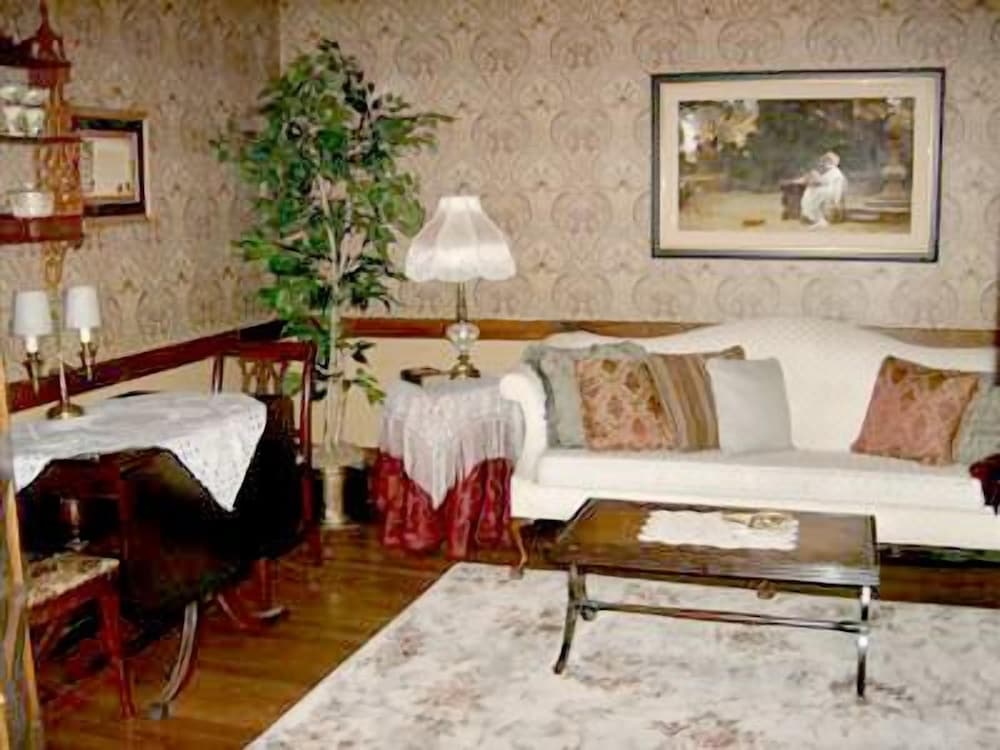 Schuster Mansion Bed & Breakfast