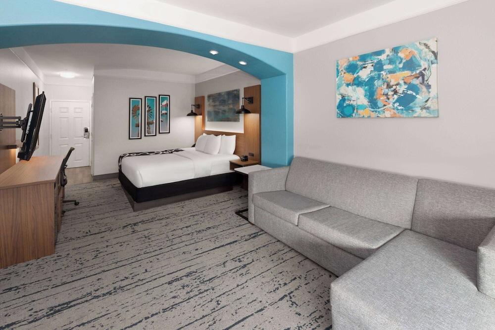 La Quinta Inn & Suites by Wyndham Angleton