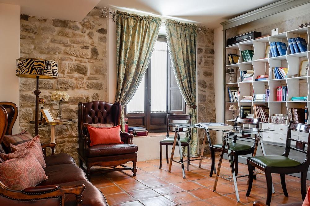 Hotel  YIT La Casona del Arco