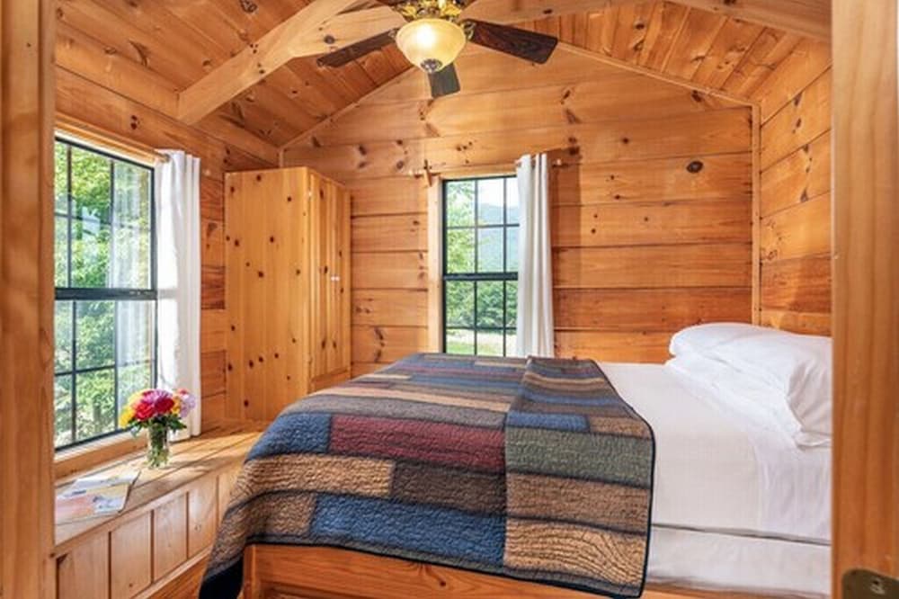 Engadine Inn & Cabins