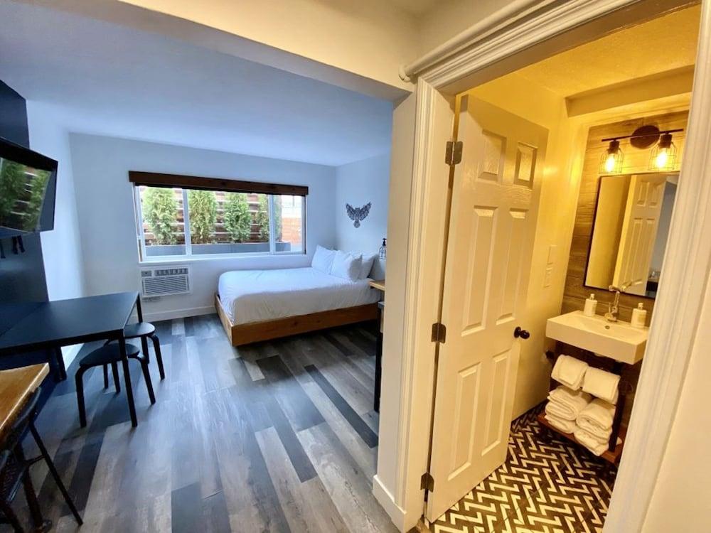 Crash Hotel Squamish