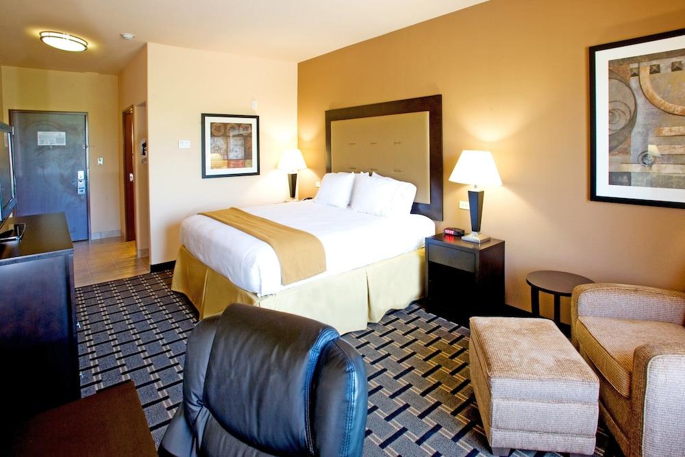Holiday Inn Express Suites Beeville by IHG