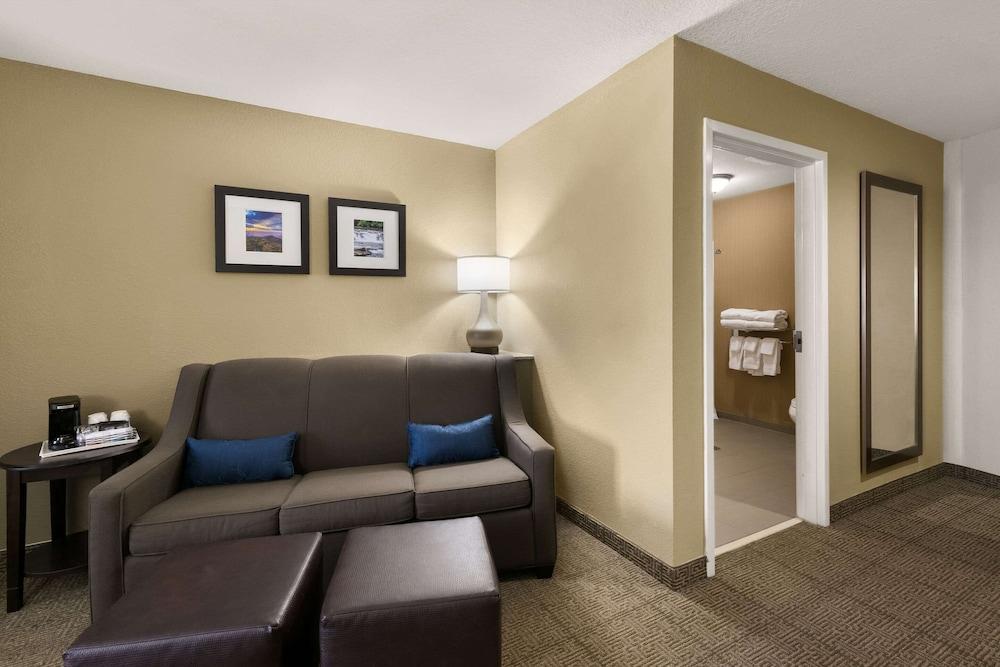 Comfort Suites Commerce