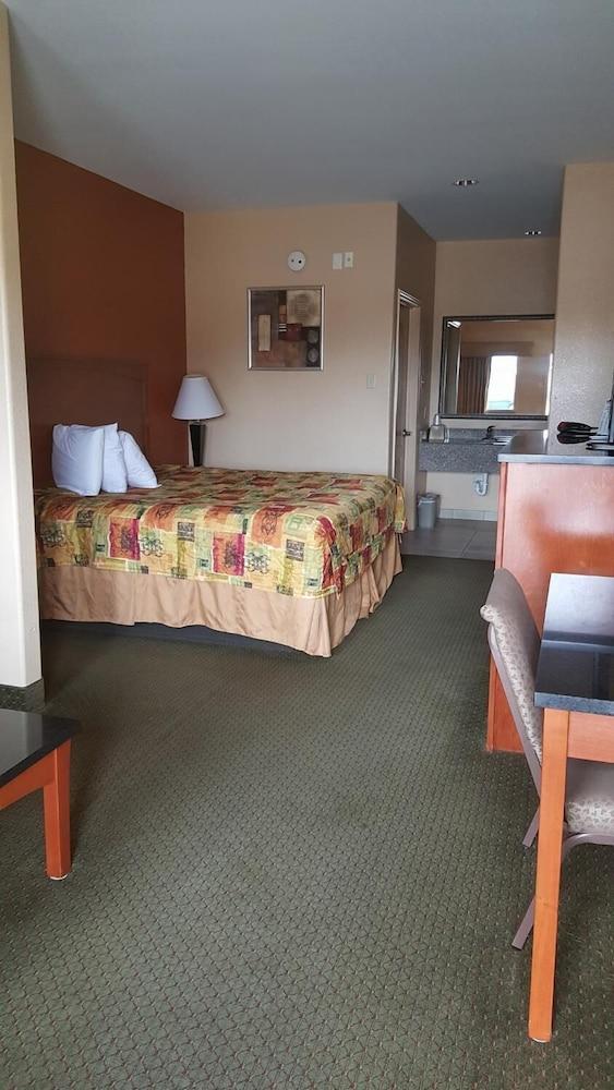 Budgetel Inn & Suites