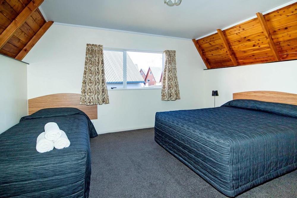 Mountain Chalets Motel