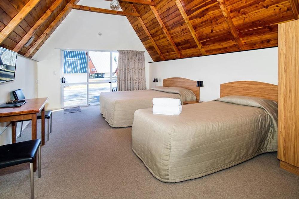 Mountain Chalets Motel