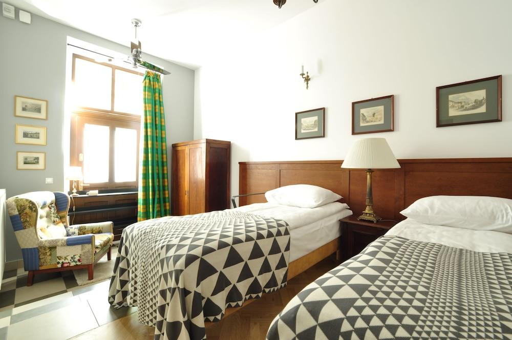 Crystal Suites Old Town