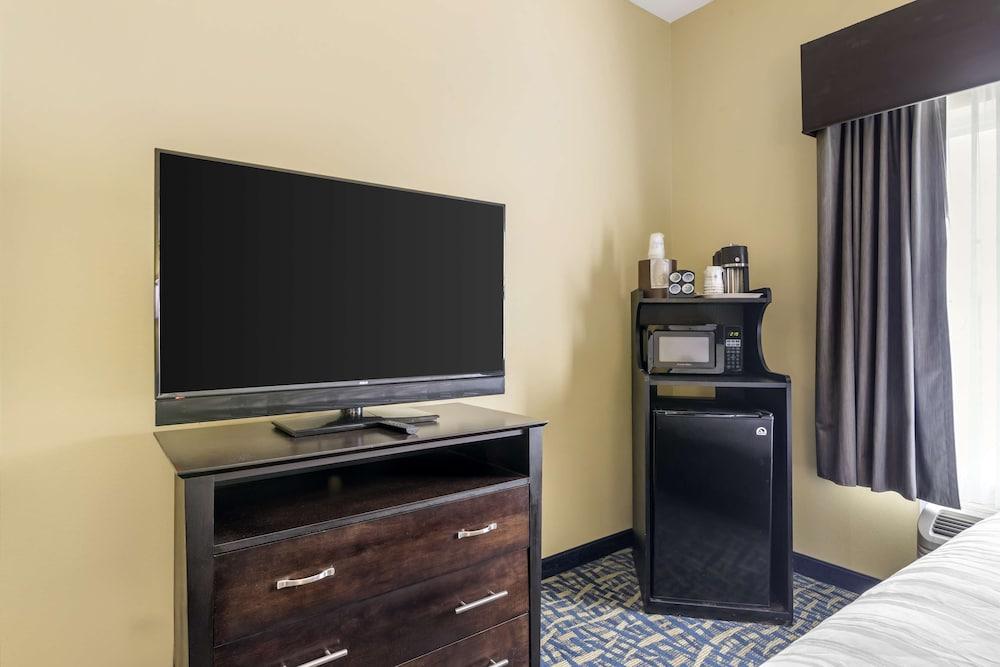 Best Western Plus Brunswick Inn & Suites