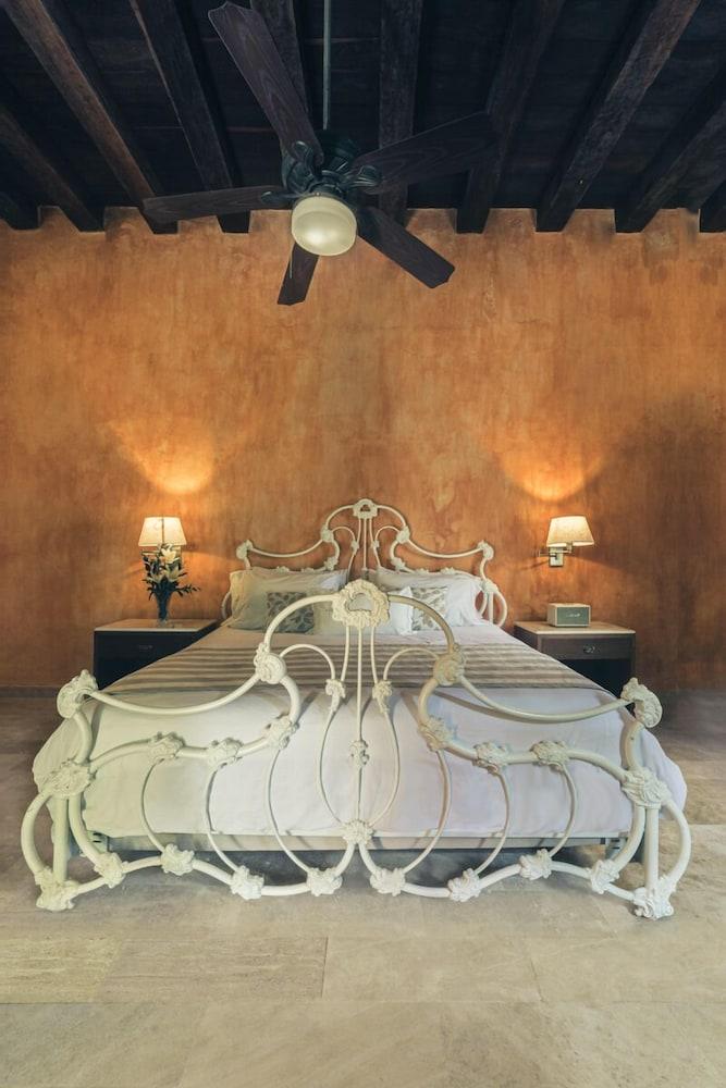 Casa del Arzobispado Hotel