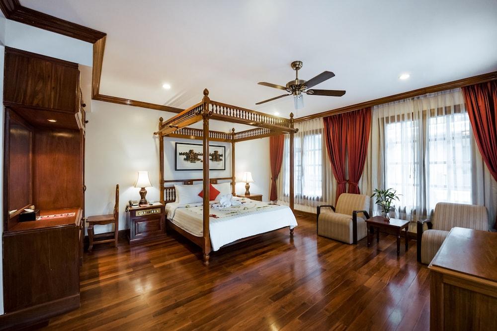 The Suite By Royal Crown Hotel