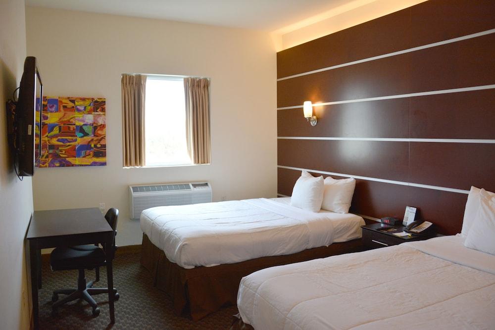 Days Inn & Suites by Wyndham Milwaukee