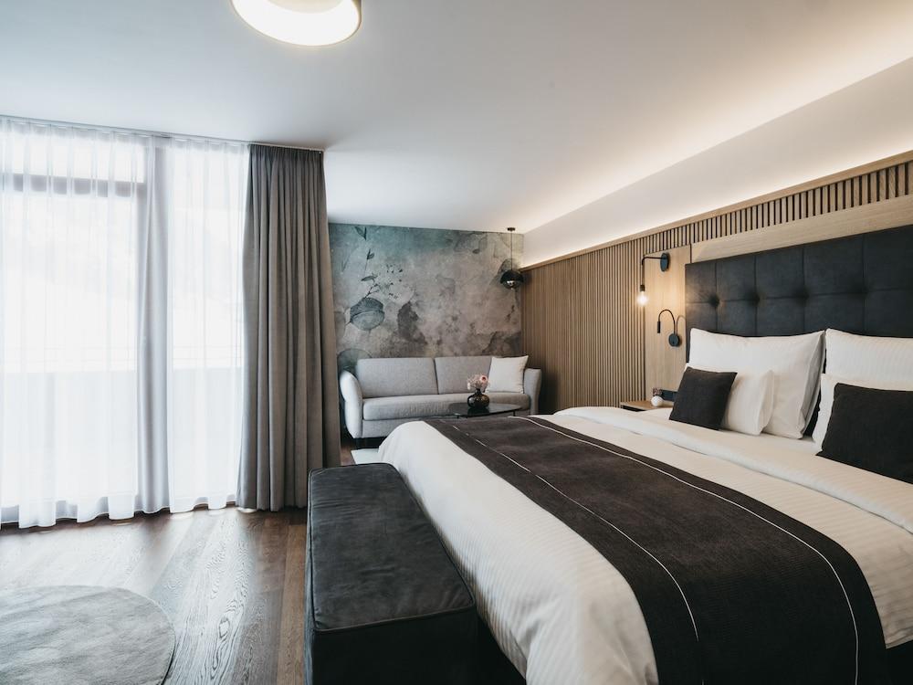 The Crystal VAYA Unique