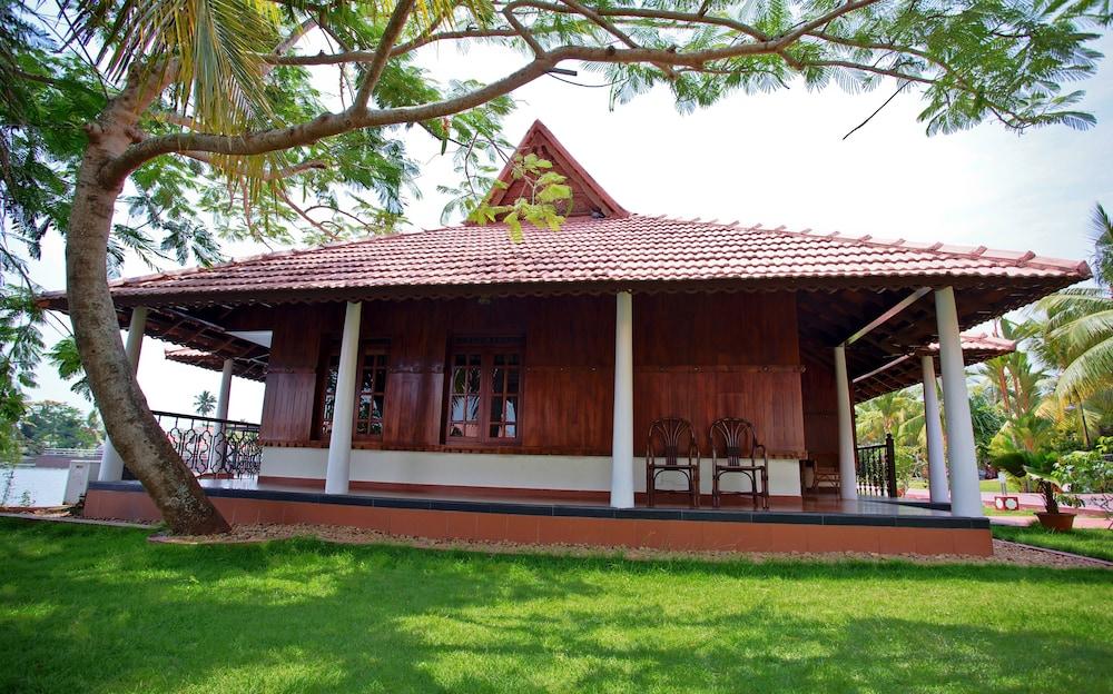 Sterling Lake Palace Alleppey