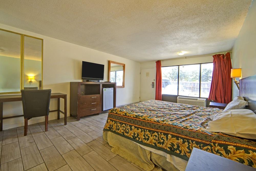 Sunset Inn by Hotel O Flatonia I - 10