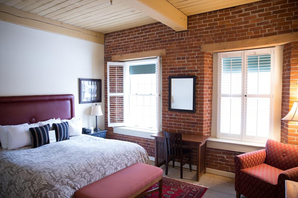 The Common Man Inn & Restaurant