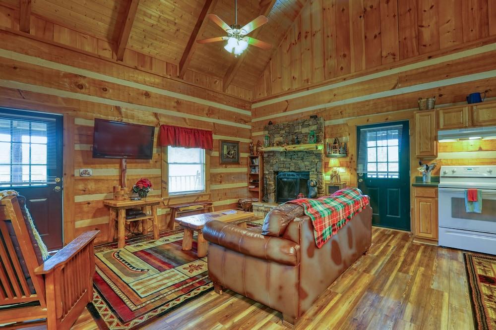 Bear Pause - 2 Bedrooms, 2 Baths, Sleeps 6 Cabin by RedAwning