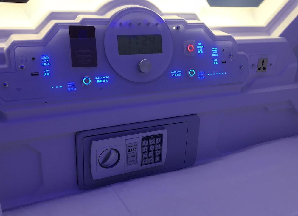 Atlantis Pods at Chinatown