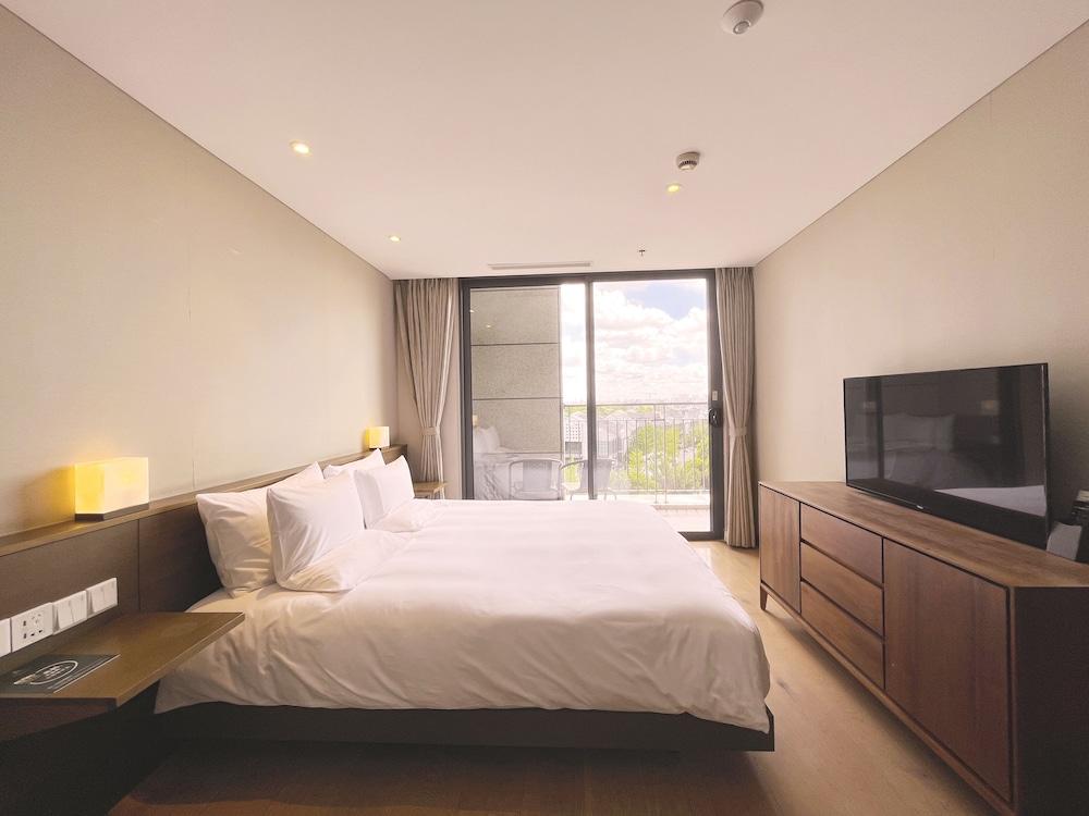 Novotel Suites Shanghai Hongqiao Hotel