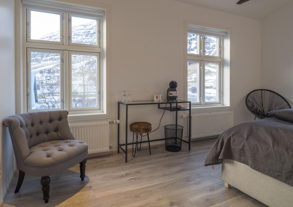 Við Lónið guesthouse