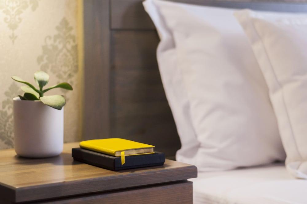 Rooms by Alexandra Hotel