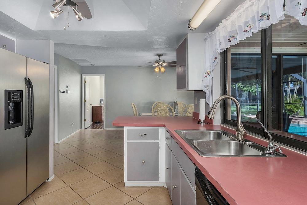 Villa Florida Flair - a Quiet Family Paradise in the Heart of Cape Coral
