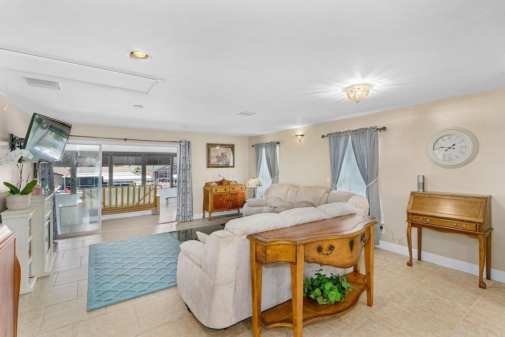 Villa Island Time by Pretty Cape Homes