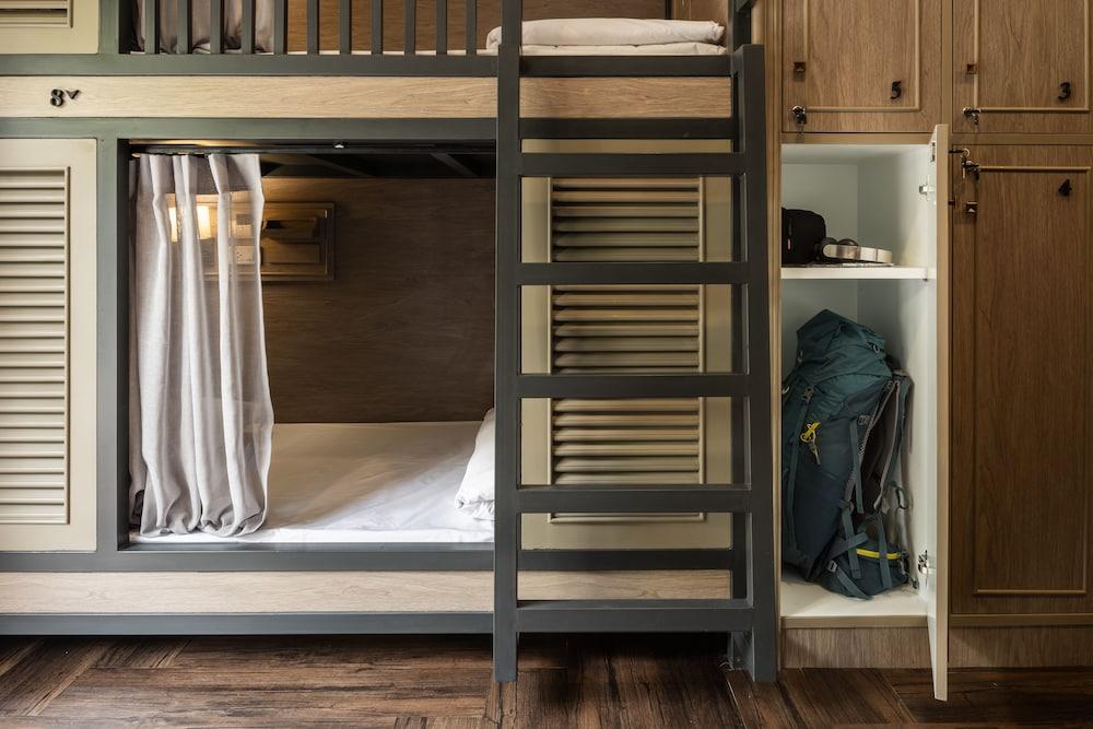 Warm Window Silom - Hostel