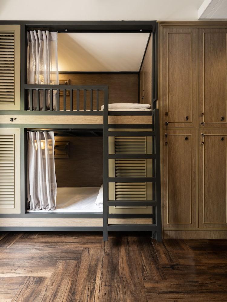 Warm Window Silom - Hostel