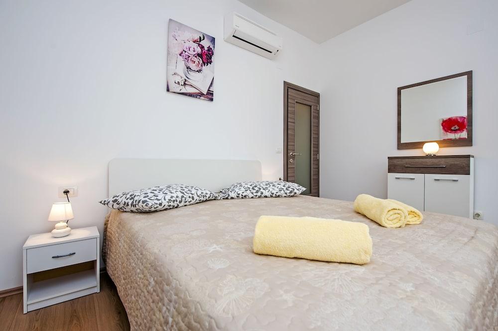 Apartments & Rooms Chiara