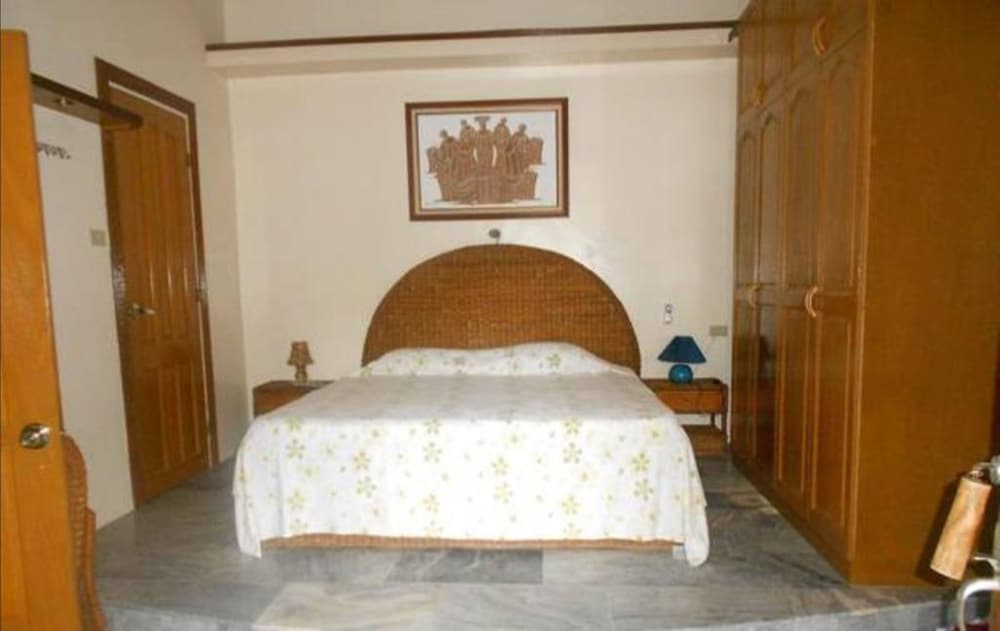 Dolphinbay Beachfront & Dive Resort