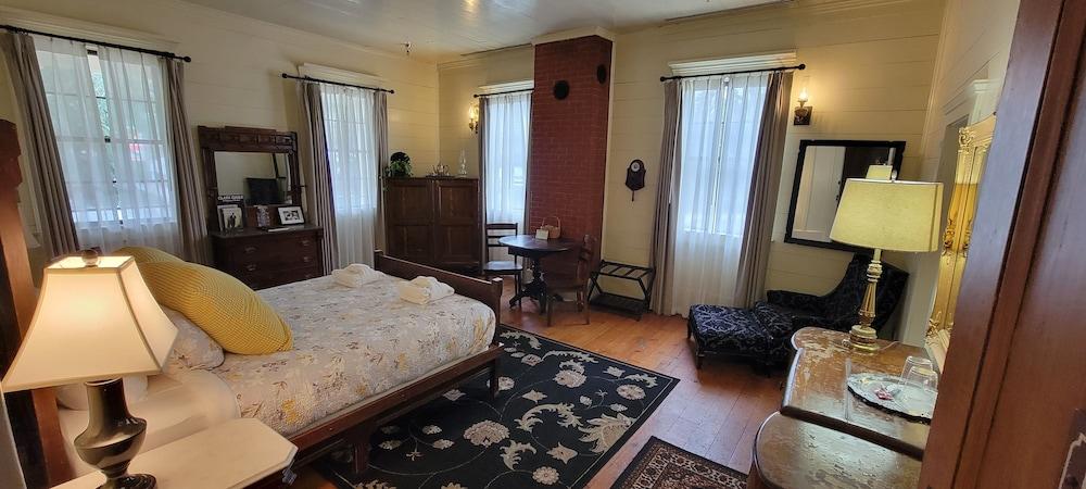 Wolf Creek Inn & Tavern