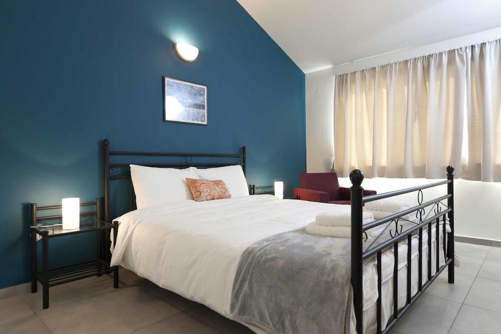 CHROMA Lodge Pikermi