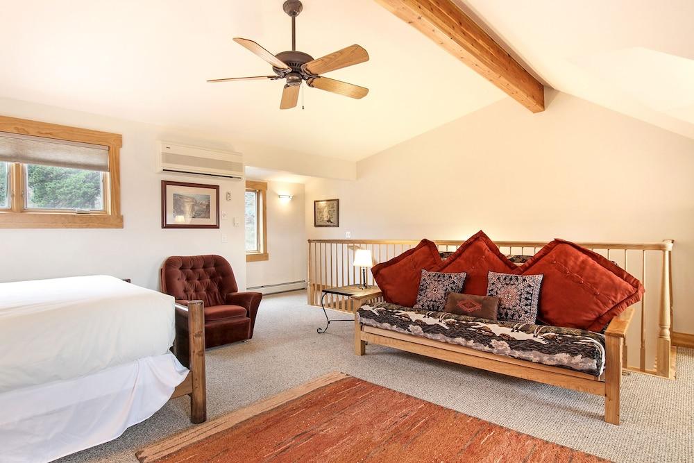 Mount Chapin S4 2 Bedroom Condo by RedAwning