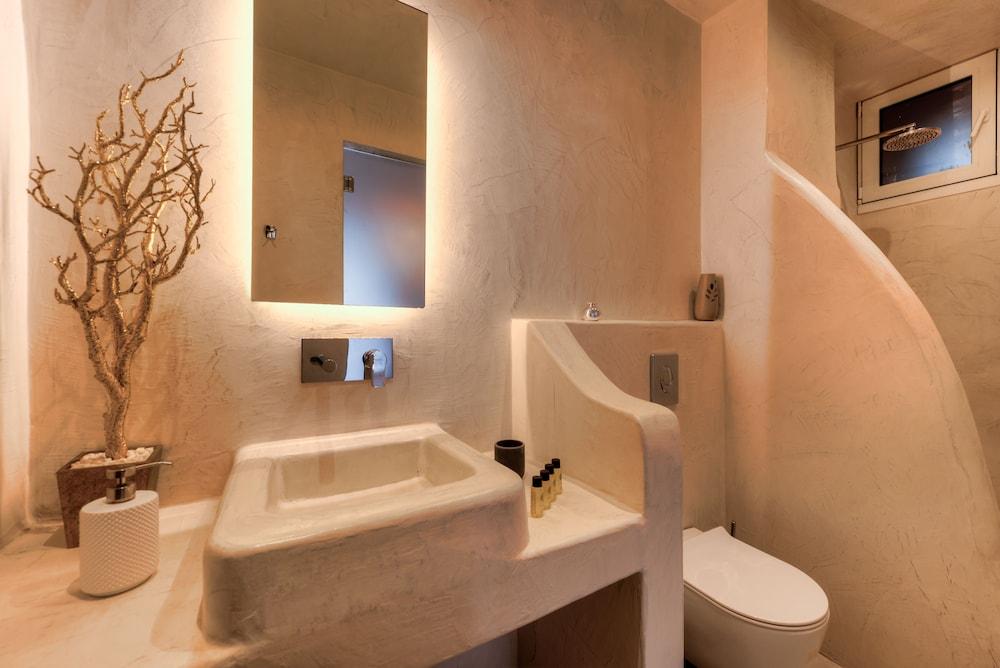 The Muse Of Santorini - Hot Tub Suites