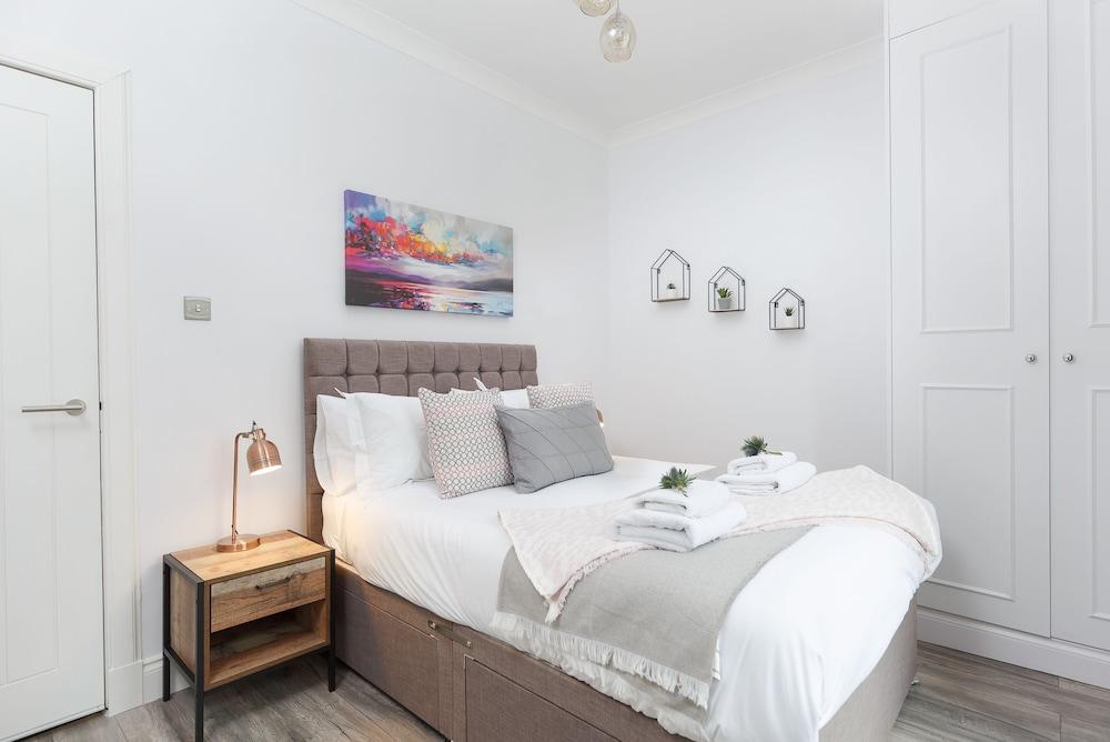 Dollar Apartments at 39