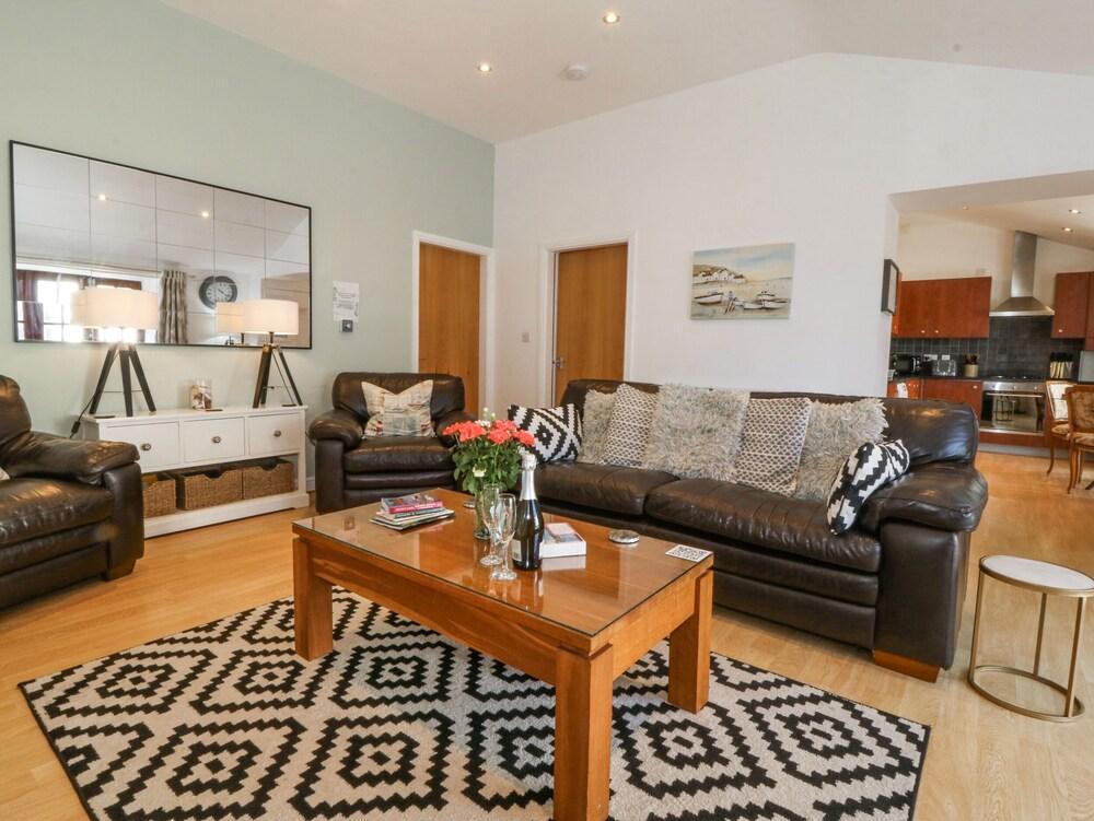 Maritime Mews, 6 The Oakleys