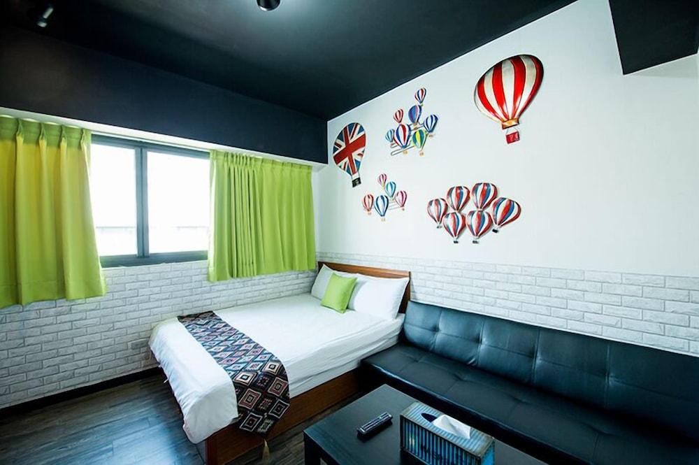 Yizhong Street Meets Summer