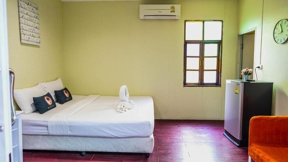 RoomQuest Amphawa Floating Market