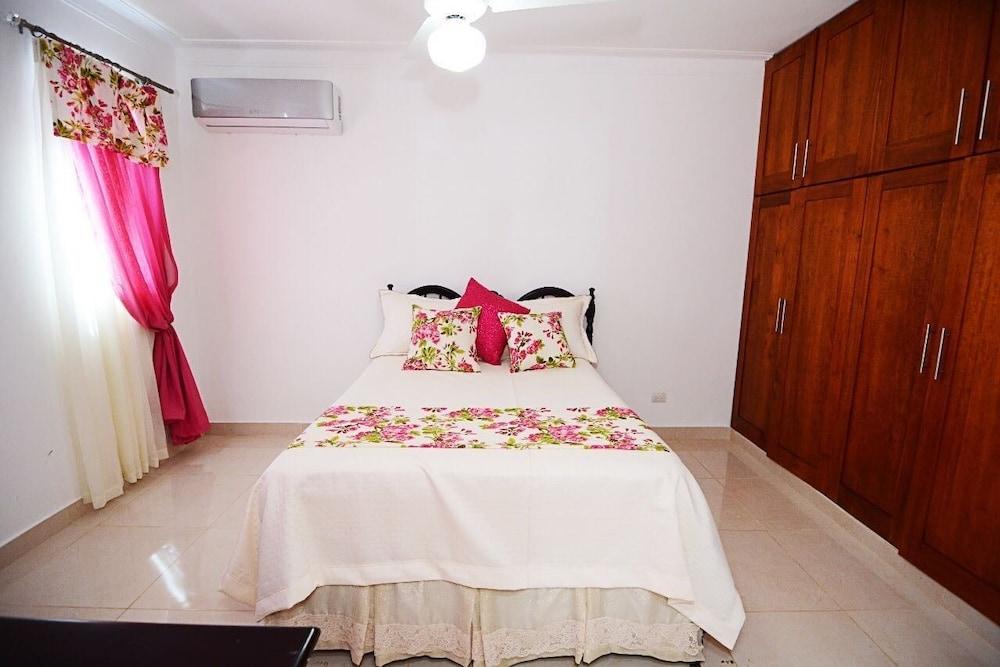 Modern House Pool AC WiFi