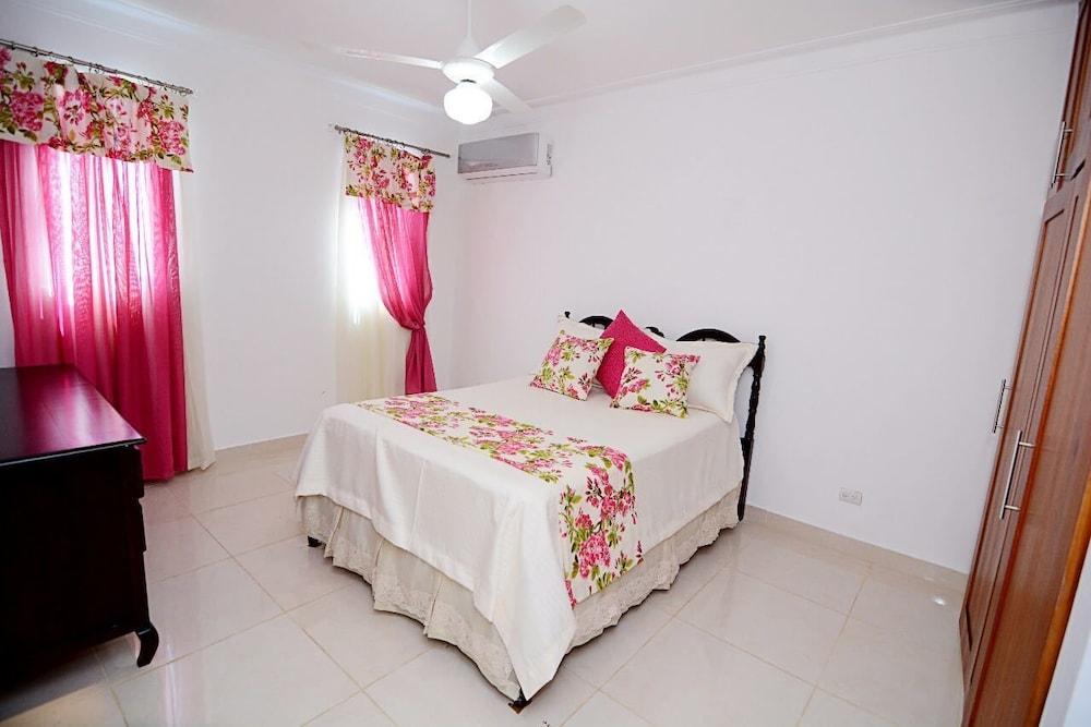 Modern House Pool AC WiFi