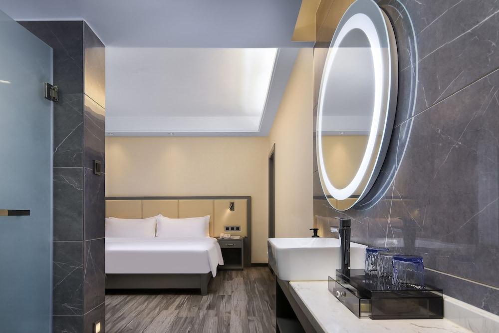 Wing Hotel Guilin - Central Square