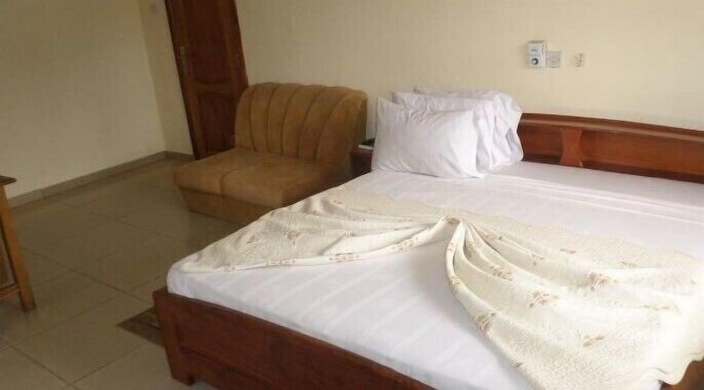 Boy Boison Elite Hotel