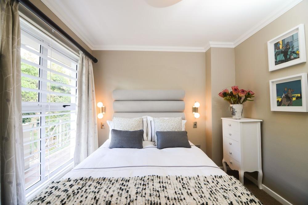 dk villas 1 Harbour View Hout Bay