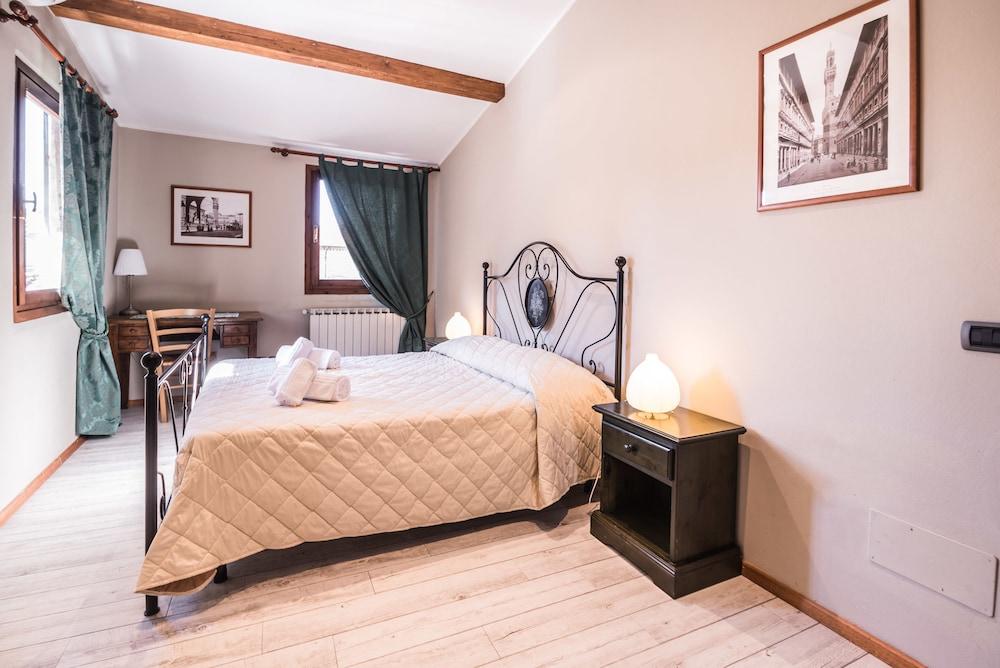 A Few Steps to The Duomo Elegant 2BD Apt