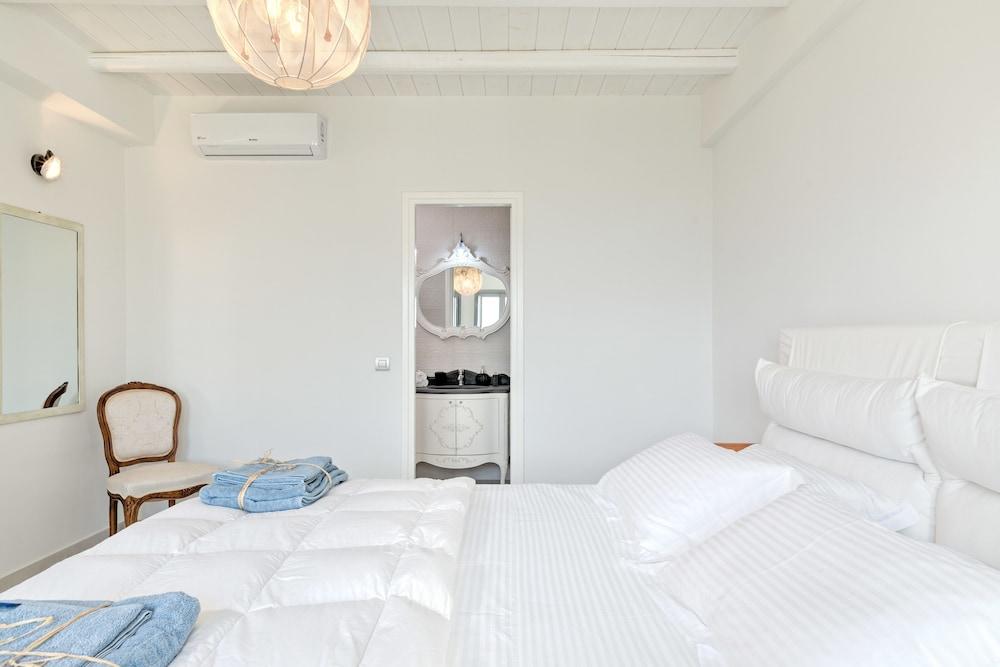 On The Rocks Antiparos