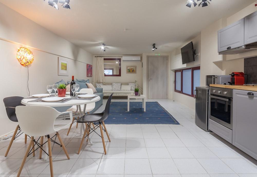 A Gift in the Heart of Monastiraki A