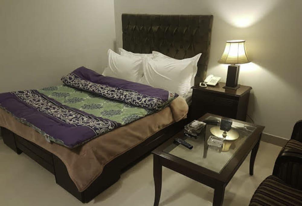 Shelton Hotel Timergara