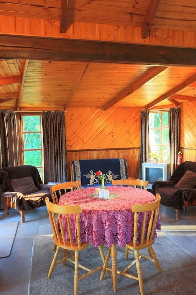 Stanley Lakeside Spa Cabins