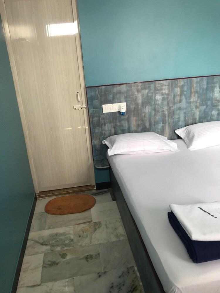 S M Mansion near Harbour & High court