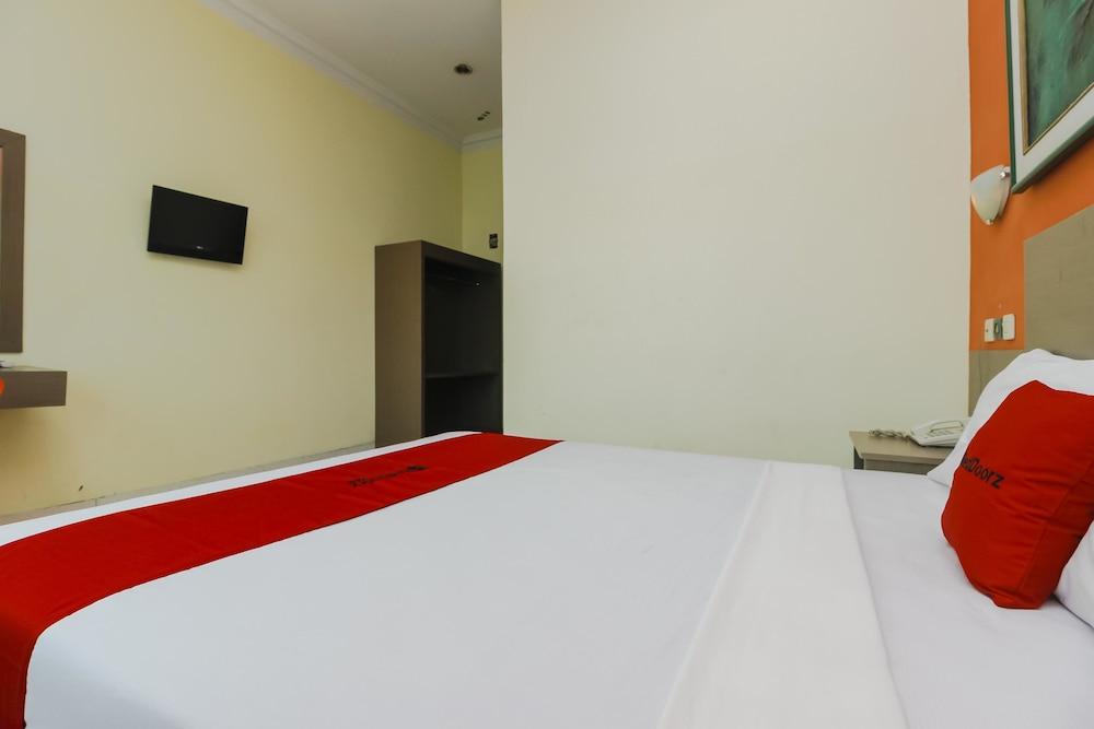 RedDoorz Plus near Alun Alun Kejaksan Cirebon
